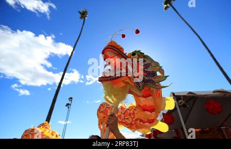 (190217) -- LOS ANGELES, 17. Februar 2019 (Xinhua) -- Künstler spielen Drachentanz während einer chinesischen Neujahrsfeier im Santa Anita Park, Los Angeles, USA, 16. Februar 2019. (Xinhua/Li Ying) US-LOS ANGELES-CHINESISCHES NEUJAHRSFEST PUBLICATIONxNOTxINxCHN Stockfoto