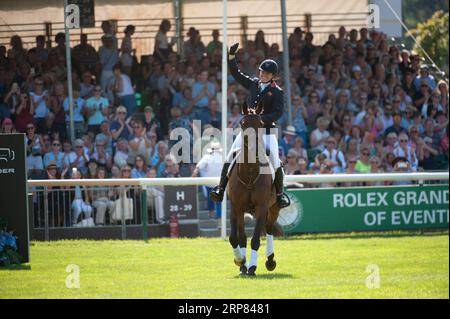 Stamford, Großbritannien. September 2023. Piggy March zieht Vanir Kamira vor der Springphase der Show am 4. Tag der Defender Burghley Horse Trials 2023 auf dem Gelände von Burghley House in Stamford, Lincolnshire, England, zurück. Quelle: Jonathan Clarke/Alamy Live News Stockfoto