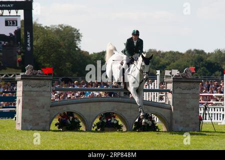 Stamford, Großbritannien. September 2023. Padraig McCarthy Riding HHS Noble Call, der Irland während der Springphase am 4. Tag der Defender Burghley Horse Trials 2023 auf dem Gelände von Burghley House in Stamford, Lincolnshire, England, Vereinigtes Königreich vertritt. Quelle: Jonathan Clarke/Alamy Live News Stockfoto