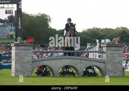 Stamford, Großbritannien. September 2023. Alice Casburn Riding Topspin vertritt Großbritannien während der Springphase der Show am 4. Tag der 2023 Defender Burghley Horse Trials auf dem Gelände von Burghley House in Stamford, Lincolnshire, England, Vereinigtes Königreich. Quelle: Jonathan Clarke/Alamy Live News Stockfoto