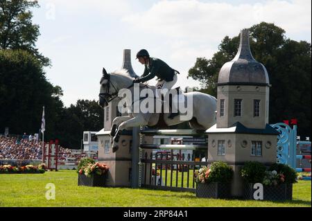 Stamford, Großbritannien. September 2023. Padraig McCarthy Riding HHS Noble Call, der Irland während der Springphase am 4. Tag der Defender Burghley Horse Trials 2023 auf dem Gelände von Burghley House in Stamford, Lincolnshire, England, Vereinigtes Königreich vertritt. Quelle: Jonathan Clarke/Alamy Live News Stockfoto