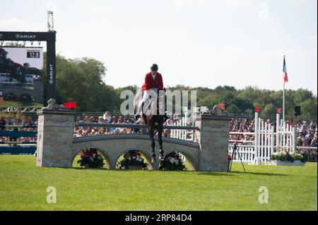 Stamford, Großbritannien. September 2023. Harry Meade Riding Cavalier Crystal vertritt Großbritannien während der Springphase der Show am 4. Tag der Defender Burghley Horse Trials 2023 auf dem Gelände von Burghley House in Stamford, Lincolnshire, England, Vereinigtes Königreich. Quelle: Jonathan Clarke/Alamy Live News Stockfoto