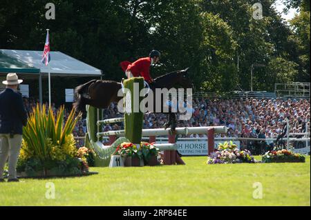 Stamford, Großbritannien. September 2023. Harry Meade Riding Cavalier Crystal vertritt Großbritannien während der Springphase der Show am 4. Tag der Defender Burghley Horse Trials 2023 auf dem Gelände von Burghley House in Stamford, Lincolnshire, England, Vereinigtes Königreich. Quelle: Jonathan Clarke/Alamy Live News Stockfoto