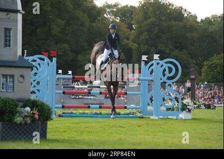 Stamford, Großbritannien. September 2023. Alice Casburn Riding Topspin vertritt Großbritannien während der Springphase der Show am 4. Tag der 2023 Defender Burghley Horse Trials auf dem Gelände von Burghley House in Stamford, Lincolnshire, England, Vereinigtes Königreich. Quelle: Jonathan Clarke/Alamy Live News Stockfoto