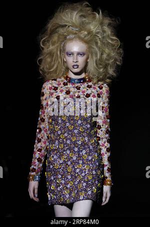 (190217) -- LONDON, 17. Februar 2019 -- Ein Model läuft auf der Ashish Show während der London Fashion Week 2019 in London, Großbritannien, am 17. Februar 2019. ) UK-LONDON-FASHION WEEK-ASHISH HanxYan PUBLICATIONxNOTxINxCHN Stockfoto