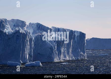 (190218) -- AN BORD VON XUELONG, 18. Februar 2019 (Xinhua) -- Foto vom 14. Februar 2019 zeigt einen Eisberg auf dem Meer in der Nähe der Zhongshan Station, einer chinesischen Forschungsbasis in der Antarktis. Der Bahnhof Zhongshan wurde im Februar 1989 eingerichtet. Im Umkreis von zehn Kilometern zur Station sind Eisschilde, Gletscher und Eisberge zu sehen. (Xinhua/Liu Shiping) ANTARKTIS-CHINA-ZHONGSHAN STATION PUBLICATIONxNOTxINxCHN Stockfoto