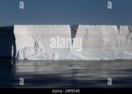 (190218) -- AN BORD VON XUELONG, 18. Februar 2019 (Xinhua) -- Foto vom 14. Februar 2019 zeigt einen Eisberg auf dem Meer in der Nähe der Zhongshan Station, einer chinesischen Forschungsbasis in der Antarktis. Der Bahnhof Zhongshan wurde im Februar 1989 eingerichtet. Innerhalb von zehn Kilometern zur Station sind Eisschild, Gletscher und Eisberg zu sehen. (Xinhua/Liu Shiping) ANTARKTIS-CHINA-ZHONGSHAN STATION PUBLICATIONxNOTxINxCHN Stockfoto