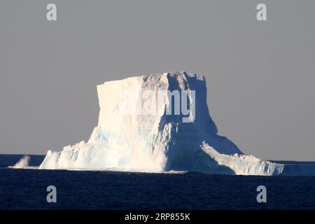 (190218) -- AN BORD VON XUELONG, 18. Februar 2019 (Xinhua) -- Foto vom 14. Februar 2019 zeigt einen Eisberg auf dem Meer in der Nähe der Zhongshan Station, einer chinesischen Forschungsbasis in der Antarktis. Der Bahnhof Zhongshan wurde im Februar 1989 eingerichtet. Im Umkreis von zehn Kilometern zur Station sind Eisschilde, Gletscher und Eisberge zu sehen. (Xinhua/Liu Shiping) ANTARKTIS-CHINA-ZHONGSHAN STATION PUBLICATIONxNOTxINxCHN Stockfoto