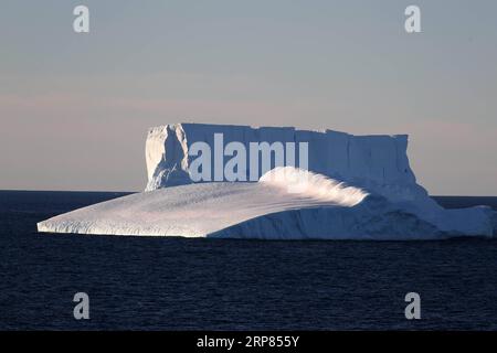 (190218) -- AN BORD VON XUELONG, 18. Februar 2019 (Xinhua) -- Foto vom 14. Februar 2019 zeigt einen Eisberg auf dem Meer in der Nähe der Zhongshan Station, einer chinesischen Forschungsbasis in der Antarktis. Der Bahnhof Zhongshan wurde im Februar 1989 eingerichtet. Im Umkreis von zehn Kilometern zur Station sind Eisschilde, Gletscher und Eisberge zu sehen. (Xinhua/Liu Shiping) ANTARKTIS-CHINA-ZHONGSHAN STATION PUBLICATIONxNOTxINxCHN Stockfoto