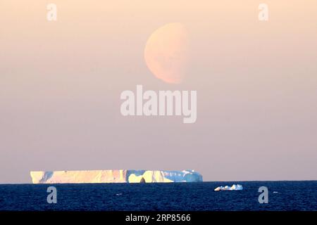 (190218) -- AN BORD VON XUELONG, 18. Februar 2019 (Xinhua) -- Foto vom 14. Februar 2019 zeigt einen Eisberg auf dem Meer in der Nähe der Zhongshan Station, einer chinesischen Forschungsbasis in der Antarktis. Der Bahnhof Zhongshan wurde im Februar 1989 eingerichtet. Im Umkreis von zehn Kilometern zur Station sind Eisschilde, Gletscher und Eisberge zu sehen. (Xinhua/Liu Shiping) ANTARKTIS-CHINA-ZHONGSHAN STATION PUBLICATIONxNOTxINxCHN Stockfoto