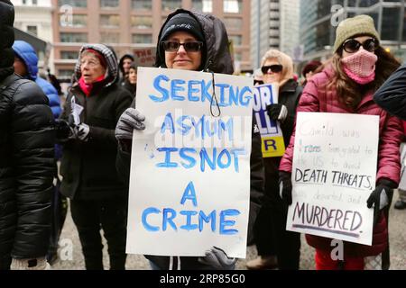 (190218) -- CHICAGO, 18. Februar 2019 -- Menschen halten Plakate, um an einem Protest in Chicago, USA, am 18. Februar 2019 teilzunehmen. Mehr als 100 Menschen versammelten sich am Montag in Chicago, um gegen die nationale Notstandserklärung von Präsident Donald Trump zu protestieren.) US-CHICAGO-TRUMP-NATIONAL EMERGENCY DECLARATION-PROTEST WANGXPING PUBLICATIONXNOTXINXCHN Stockfoto