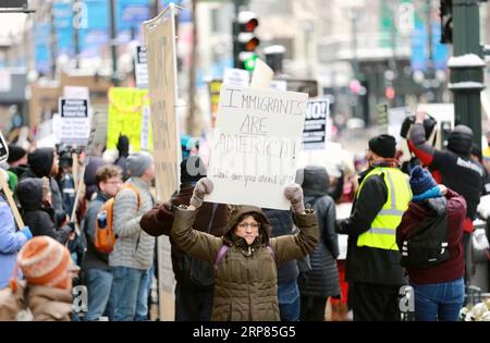 (190218) -- CHICAGO, 18. Februar 2019 -- Menschen halten Plakate, um an einem Protest in Chicago, USA, am 18. Februar 2019 teilzunehmen. Mehr als 100 Menschen versammelten sich am Montag in Chicago, um gegen die nationale Notstandserklärung von Präsident Donald Trump zu protestieren.) US-CHICAGO-TRUMP-NATIONAL EMERGENCY DECLARATION-PROTEST WANGXPING PUBLICATIONXNOTXINXCHN Stockfoto