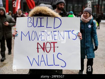 (190218) -- CHICAGO, 18. Februar 2019 -- Ein Demonstrant hält Ein Plakat, um an einem Protest in Chicago, USA, am 18. Februar 2019 teilzunehmen. Mehr als 100 Menschen versammelten sich am Montag in Chicago, um gegen die nationale Notstandserklärung von Präsident Donald Trump zu protestieren.) US-CHICAGO-TRUMP-NATIONAL EMERGENCY DECLARATION-PROTEST WANGXPING PUBLICATIONXNOTXINXCHN Stockfoto