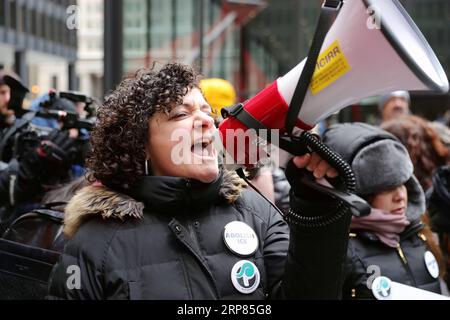 News Bilder des Tages (190218) -- CHICAGO, 18. Februar 2019 -- Menschen nehmen am 18. Februar 2019 an einem Protest in Chicago Teil. Mehr als 100 Menschen versammelten sich am Montag in Chicago, um gegen die nationale Notstandserklärung von Präsident Donald Trump zu protestieren.) US-CHICAGO-TRUMP-NATIONAL EMERGENCY DECLARATION-PROTEST WANGXPING PUBLICATIONXNOTXINXCHN Stockfoto