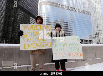 (190218) -- CHICAGO, 18. Februar 2019 -- Menschen halten Plakate, um an einem Protest in Chicago, USA, am 18. Februar 2019 teilzunehmen. Mehr als 100 Menschen versammelten sich am Montag in Chicago, um gegen die nationale Notstandserklärung von Präsident Donald Trump zu protestieren.) US-CHICAGO-TRUMP-NATIONAL EMERGENCY DECLARATION-PROTEST WANGXPING PUBLICATIONXNOTXINXCHN Stockfoto