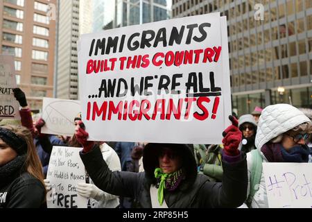 (190218) -- CHICAGO, 18. Februar 2019 -- Menschen halten Plakate, um an einem Protest in Chicago, USA, am 18. Februar 2019 teilzunehmen. Mehr als 100 Menschen versammelten sich am Montag in Chicago, um gegen die nationale Notstandserklärung von Präsident Donald Trump zu protestieren.) US-CHICAGO-TRUMP-NATIONAL EMERGENCY DECLARATION-PROTEST WANGXPING PUBLICATIONXNOTXINXCHN Stockfoto