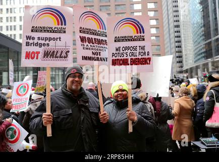 (190218) -- CHICAGO, 18. Februar 2019 -- Menschen halten Plakate, um an einem Protest in Chicago, USA, am 18. Februar 2019 teilzunehmen. Mehr als 100 Menschen versammelten sich am Montag in Chicago, um gegen die nationale Notstandserklärung von Präsident Donald Trump zu protestieren.) US-CHICAGO-TRUMP-NATIONAL EMERGENCY DECLARATION-PROTEST WANGXPING PUBLICATIONXNOTXINXCHN Stockfoto