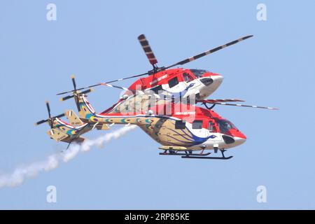 (190219) -- BANGALORE, 19. Februar 2019 (Xinhua) -- Hubschrauber der indischen Luftwaffe Dhruv nehmen am 18. Februar 2019 an der Probe der Aero India Show 2019 über der Yelahanka-Basis in Bangalore, Indien, Teil. Die fünftägige Aero India Show 2019 beginnt am 20. Februar. (Xinhua) INDIA-BANGALORE-AIR SHOW PUBLICATIONxNOTxINxCHN Stockfoto