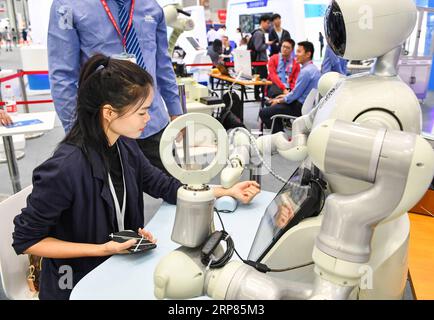 (190219) -- PEKING, 19. Februar 2019 (Xinhua) -- Ein Besucher probiert während der Internet+ Expo im Bezirk Shunde in Foshan, Provinz Guangdong, im Süden Chinas, am 24. Oktober 2018 einen Roboter für einen Gesundheitscheck der chinesischen traditionellen Medizin aus. Das Gesundheitswesen zog weiterhin Investitionen in China an, wobei die in den Sektor fließenden Mittel im Jahresvergleich um 78,64 Prozent auf 82,6 Milliarden Yuan (12,28 Milliarden US-Dollar) im Jahr 2018 stiegen, berichtete die chinesische Tageszeitung am Dienstag. Obwohl ein Großteil der Investitionen durch die steigenden Gesundheitsanforderungen der alternden Bevölkerung des Landes gefördert wurde, wurde sie auch durch die wachsende Heilung der Menschen unterstützt Stockfoto