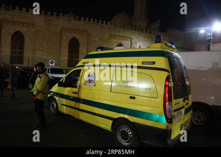 (190219) -- KAIRO, 19. Februar 2019 -- ein Krankenwagen wird in der Nähe des Ortes einer Explosion in Kairo, Ägypten, am 19. Februar 2019 gesehen. Ein Terrorist und zwei ägyptische Polizisten wurden am Montag bei einer Bombenexplosion in der Altstadt der ägyptischen Hauptstadt Kairo getötet, sagte das innenministerium. ÄGYPTEN-KAIRO-BOMBENANSCHLAG AhmedxGomaa PUBLICATIONxNOTxINxCHN Stockfoto