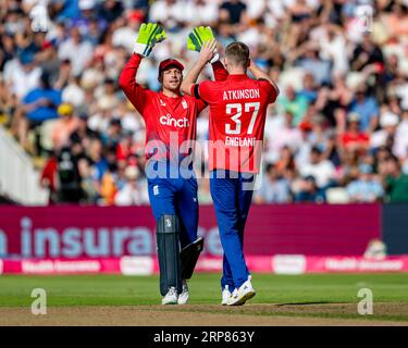 BIRMINGHAM, GROSSBRITANNIEN. September 2023. Gus Atkinson of England (rechts) feiert mit Jos Buttler of England (links), nachdem er den Wicket von Glenn Philips of New Zealand während England Men vs New Zealand - Third Vitality T20 International am Sonntag, den 03. September 2023, auf dem Edgbaston Cricket Ground in BIRMINGHAM ENGLAND gewonnen hat. Quelle: Taka Wu/Alamy Live News Stockfoto