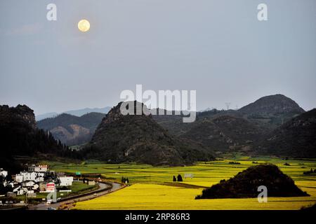 (190220) -- PEKING, 20. Februar 2019 (Xinhua) -- Ein Vollmond erscheint über den Bergen im Luoping County, Südwestchinas Provinz Yunnan, 19. Februar 2019. (Xinhua/Qin Qing) XINHUA FOTOS DES TAGES PUBLICATIONxNOTxINxCHN Stockfoto