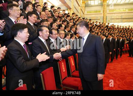 (190220) -- PEKING, 20. Februar 2019 -- der chinesische Präsident Xi Jinping (R, Front), ebenfalls Generalsekretär des Zentralkomitees der Kommunistischen Partei Chinas und Vorsitzender der Zentralen Militärkommission, treffen Sie Vertreter von Weltraumwissenschaftlern und Ingenieuren, die an der Forschung und Entwicklung der Chang e-4-Mission in der Großen Halle des Volkes in Peking, der Hauptstadt Chinas, am 20. Februar 2019 beteiligt waren. Weitere hochrangige Persönlichkeiten wie Li Keqiang, Li Zhanshu, Wang Yang, Wang Huning, Zhao Leji und Han Zheng nahmen ebenfalls an dem Treffen Teil. ) CHINA-PEKING-XI JINPING-CHANG E-4 MISSION-REPRESENTATIVES-M Stockfoto