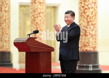 (190220) -- PEKING, 20. Februar 2019 -- der chinesische Präsident Xi Jinping, ebenfalls Generalsekretär des Zentralkomitees der Kommunistischen Partei Chinas und Vorsitzender der Zentralen Militärkommission, hält eine Rede, während er Vertreter von Weltraumwissenschaftlern und Ingenieuren trifft, die an der Forschung und Entwicklung der Chang e-4-Mission in der Großen Halle des Volkes in Peking, Hauptstadt Chinas, am 20. Februar 2019 beteiligt waren. ) CHINA-PEKING-XI JINPING-CHANG E-4 MISSION-REPRESENTATIVES-MEETING (CN) HUANGXJINGWEN PUBLICATIONXNOTXINXCHN Stockfoto