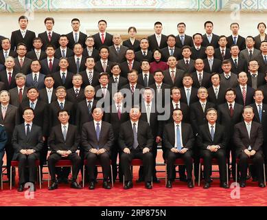 (190220) -- PEKING, 20. Februar 2019 -- der chinesische Präsident Xi Jinping (C, Front), auch Generalsekretär des Zentralkomitees der Kommunistischen Partei Chinas und Vorsitzender der Zentralen Militärkommission, und andere hochrangige Führer, darunter Li Keqiang (3. R, Front), Li Zhanshu (3. L, Front), Wang Yang (2. R, vorne), Wang Huning (2. L, vorne), Zhao Leji (1. R, vorne) und Han Zheng (1. L, vorne) posieren für ein Gruppenfoto mit Vertretern von Weltraumwissenschaftlern und Ingenieuren, die an der Forschung und Entwicklung der Chang e-4-Mission in der Großen Halle des Volkes in Peking beteiligt waren, Capita Stockfoto