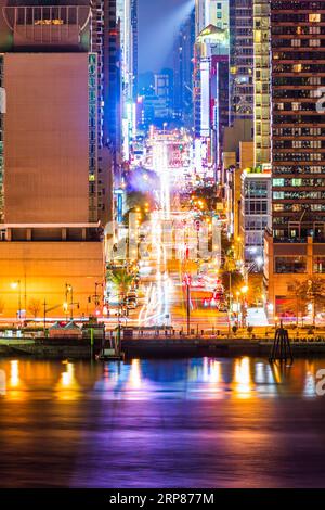 New York City entlang der 42nd Street Canyon Stockfoto