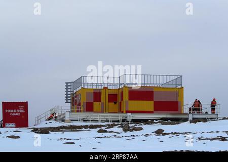 (190220) -- AN BORD VON XUELONG, 20. Februar 2019 (Xinhua) -- Foto aufgenommen am 11. Februar 2019 zeigt die Kabine eines Fluoreszenz-Doppler-Lidar-Systems an der Zhongshan Station, einer chinesischen Forschungsbasis in der Antarktis. Chinesische Forscher haben während einer Mission, die letzte Woche abgeschlossen wurde, ein Fluoreszenz-Doppler-Lidar-System an einer Forschungsbasis in der Antarktis installiert und getestet und fahren nun nach Hause. Das System der Zhongshan Station ermöglichte es ihnen, gleichzeitig die Temperatur und das dreidimensionale Windfeld in der atmosphärischen Region Mesopause oberhalb der Antarktis zu beobachten und die Mitte zu erkunden Stockfoto