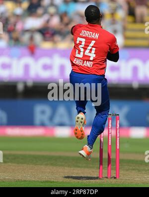 Birmingham 3. September : Cris Jordon of England in Bowling-Action während der dritten Vitality T20 International England Men gegen New Zealand Men in Edgbaston am 2023. September Birmingham England . Stockfoto