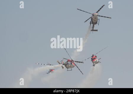 (190220) -- BANGALORE, 20. Februar 2019 -- einheimisch hergestellte Dhruv-Hubschrauber der indischen Luftwaffe treten während der Aero India Show 2019 auf dem Yelahanka Air Base in Bangalore, Indien, am 20. Februar 2019 auf. Die fünftägige Aero India Show 2019 startete am Mittwoch. ) INDIA-BANGALORE-AIR SHOW Stringer PUBLICATIONxNOTxINxCHN Stockfoto