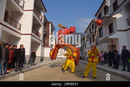 (190221) -- PEKING, 21. Februar 2019 (Xinhua) -- Menschen führen Drachentanz auf Baishui Umsiedlungsort in Shadaogou Stadt Xuan en County in Enshi Tujia und Miao Autonome Präfektur, zentralchinesische Provinz Hubei, 17. Januar 2019. China hat in den letzten sechs Jahren wichtige und entscheidende Erfolge bei der Armutsbekämpfung erzielt und wird in diesem Jahr seine Bemühungen fortsetzen, eine solide Grundlage für den Sieg im Kampf gegen die Armut bis 2020 zu schaffen, sagte ein Beamter am Mittwoch. In den letzten sechs Jahren hat China 82,39 Millionen ländliche Arme aus der Armut befreit, wobei die ländliche arme Bevölkerung von 98,99 Millionen auf gesunken ist Stockfoto