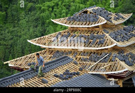 (190221) -- PEKING, 21. Februar 2019 -- Ein Arbeiter läuft auf dem Dach eines Gebäudes auf der Baustelle eines Dong-Umsiedlungszentrums im Dorf Yejiaoyuan im Kreis Xuan en, Provinz Hubei in Zentralchina, 8. September 2018. China hat in den letzten sechs Jahren wichtige und entscheidende Erfolge bei der Armutsbekämpfung erzielt und wird in diesem Jahr seine Bemühungen fortsetzen, eine solide Grundlage für den Sieg im Kampf gegen die Armut bis 2020 zu schaffen, sagte ein Beamter am Mittwoch. In den letzten sechs Jahren hat China 82,39 Millionen ländliche Arme aus der Armut befreit, wobei die ländliche arme Bevölkerung von 98,99 Millionen Menschen gesunken ist Stockfoto