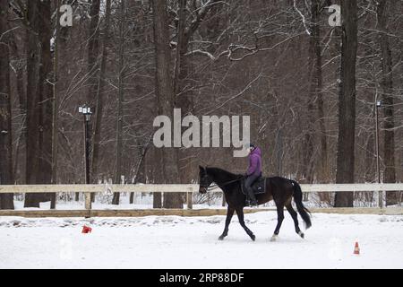 (190221) -- MOSKAU, 21. Februar 2019 -- Eine Frau reitet am 21. Februar 2019 in einem Park in Moskau, Russland. ) RUSSLAND-MOSKAU-SCHNEE AlexanderxZemlianichenkoxJr PUBLICATIONxNOTxINxCHN Stockfoto