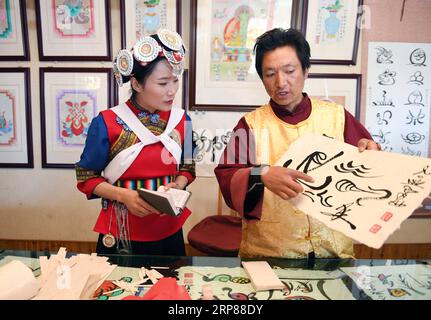 (190221) -- LIJIANG, 21. Februar 2019 (Xinhua) -- Fan Yongzhen (L), Abgeordneter des 13. Nationalen Volkskongresses Chinas (NPC), führt am 13. Februar 2019 im Dorf Yushuizhai im autonomen Kreis Yulong Naxi in Lijiang, Provinz Yunnan, im Südwesten Chinas, eine Forschung zur Dongba-Bildsprache durch. Als stellvertretende Kuratorin des Kulturzentrums in Lijiang hat sich Fan der Karriere des Schutzes und der Förderung lokaler ethnischer Kulturen verschrieben. Außerdem leistet sie einen Beitrag zur Massenkultur, indem sie gemeinsam mit ihren Kollegen Performances in ländliche Gebiete schickt. Als Stellvertreter Stockfoto