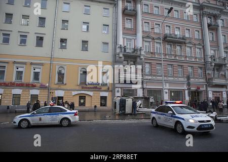 (190221) -- MOSKAU, 21. Februar 2019 -- Polizeiautos werden am 21. Februar 2019 in der Nähe eines gefallenen Krans auf einer Straße im Zentrum Moskaus in Russland gesehen. Am Donnerstag wurden hier zwei Fahrzeuge durch den umgestürzten Kran beschädigt. ) RUSSLAND-MOSKAU-UNFALL AlexanderxZemlianichenkoxJr PUBLICATIONxNOTxINxCHN Stockfoto