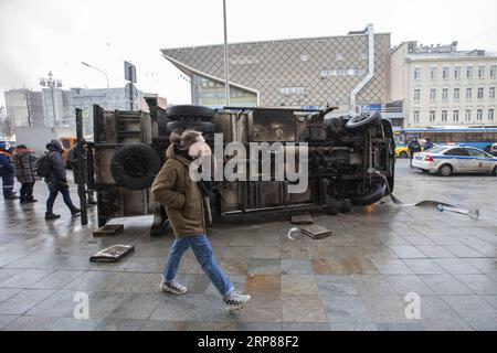 (190221) -- MOSKAU, 21. Februar 2019 -- Ein Fußgänger läuft am 21. Februar 2019 an einem gefallenen Kran auf einer Straße im Zentrum Moskaus, Russland. Am Donnerstag wurden hier zwei Fahrzeuge durch den umgestürzten Kran beschädigt. ) RUSSLAND-MOSKAU-UNFALL AlexanderxZemlianichenkoxJr PUBLICATIONxNOTxINxCHN Stockfoto