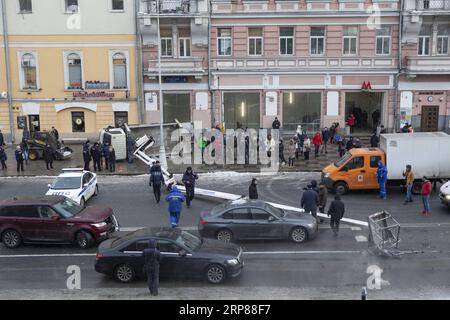 News Bilder des Tages (190221) -- MOSKAU, 21. Februar 2019 -- Ein gefallener Kran wird am 21. Februar 2019 auf einer Straße im Zentrum Moskaus in Russland gesehen. Am Donnerstag wurden hier zwei Fahrzeuge durch den umgestürzten Kran beschädigt. ) RUSSLAND-MOSKAU-UNFALL AlexanderxZemlianichenkoxJr PUBLICATIONxNOTxINxCHN Stockfoto