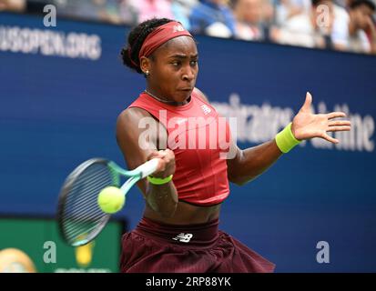 Flushing Meadow, United Erklärte. September 2023. Coco Gauff aus den USA kehrt einen Ball an Caroline Wozniacki aus Dänemark zurück, der in der vierten Runde im Arthur Ashe Stadium bei den US Open Tennis Championships 2023 im USTA Billie Jean King National Tennis Center am Samstag, den 3. September 2023 in New York City ausgetragen wird. Foto von Larry Marano/UPI Credit: UPI/Alamy Live News Stockfoto