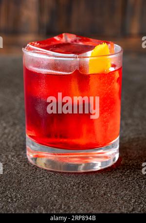 Ein Glas Negroni-Cocktail, garniert mit Orangenschale Stockfoto