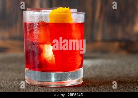 Ein Glas Negroni-Cocktail, garniert mit Orangenschale Stockfoto