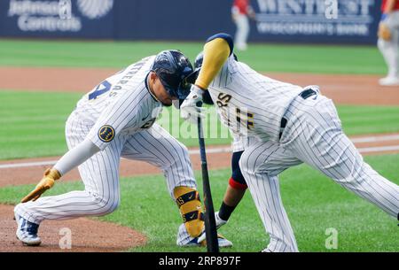 Milwaukee, Vereinigte Staaten. September 2023. Milwaukee Brewers ernannter Hitter William Contreras (L) feiert mit Milwaukee Brewers den ersten Baseman Carlos Santana (R), nachdem er am Sonntag, den 3. September 2023, einen Heimlauf gegen die Philadelphia Phillies im ersten Inning ihres Baseballspiels auf dem American Family Field in Milwaukee, Wisconsin, gemacht hatte. Foto von Tannen Maury/UPI Credit: UPI/Alamy Live News Stockfoto