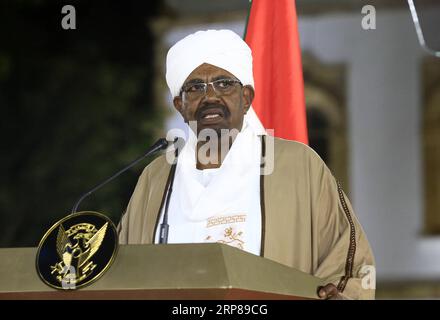 News Bilder des Tages 190222 -- KHARTUM, 22. Februar 2019 -- der sudanesische Präsident Omar al-Bashir hält eine Rede in Khartum, Sudan, am 22. Februar 2019. Omar al-Bashir erklärte am Freitag nach den Protesten der Bevölkerung im Sudan für ein Jahr den Ausnahmezustand. SUDAN-KHARTUM-PRÄSIDENT-NOTSTANDSSTAAT MOHAMEDXKHIDIR PUBLICATIONXNOTXINXCHN Stockfoto