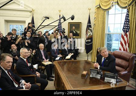 (190223) -- PEKING, 23. Februar 2019 (Xinhua) -- US-Präsident Donald Trump (1. R) trifft sich mit dem chinesischen Vize-Premier Liu He (2. L, Front) im Oval Office des Weißen Hauses in Washington, D.C., USA, 22. Februar 2019. US-Präsident Donald Trump traf sich am Freitag mit dem chinesischen Vize-Ministerpräsidenten Liu He im Weißen Haus über bilaterale Beziehungen und die laufenden bilateralen Handelsgespräche. Liu, Mitglied des Politbüros des Zentralkomitees der Kommunistischen Partei Chinas und Chef der chinesischen Seite des umfassenden Wirtschaftsdialogs zwischen China und den USA, ist zur siebten Runde in Washington D.C. Stockfoto