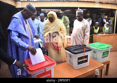 (190223) -- KATSINA, 23. Februar 2019 (Xinhua) -- der nigerianische Präsident Muhammadu Buhari gibt seine Stimme auf einer Wahlstation bei den Präsidentschafts- und Nationalversammlung-Wahlen 2019 in Daura im Bundesstaat Katsina, Nigeria, ab, 23. Februar 2019. Der amtierende Präsident Muhammadu Buhari, der eine zweite Amtszeit anstrebt, stimmte in seiner Heimatstadt Daura im Norden Nigerias. (Xinhua/NAN) NIGERIA-KATSINA-ELECTIONS-BUHARI PUBLICATIONxNOTxINxCHN Stockfoto