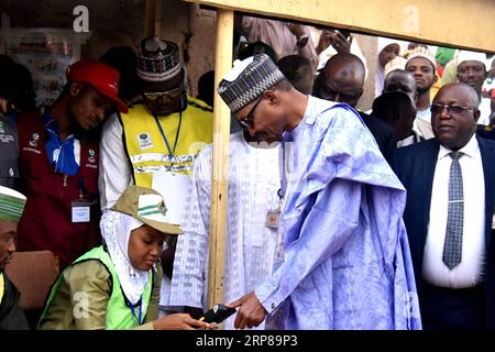 (190223) -- KATSINA, 23. Februar 2019 (Xinhua) -- der nigerianische Präsident Muhammadu Buhari wird akkreditiert, bevor er seine Stimme in einer Wahlstation bei den Präsidentschafts- und Nationalratswahlen 2019 in Daura im Bundesstaat Katsina, Nigeria, am 23. Februar 2019 abgibt. Der amtierende Präsident Muhammadu Buhari, der eine zweite Amtszeit anstrebt, stimmte in seiner Heimatstadt Daura im Norden Nigerias. (Xinhua/NAN) NIGERIA-KATSINA-ELECTIONS-BUHARI PUBLICATIONxNOTxINxCHN Stockfoto