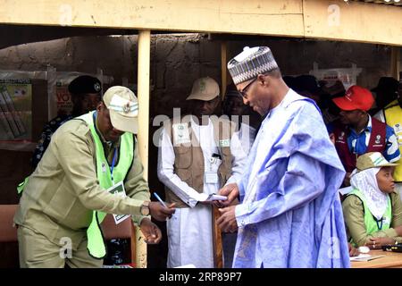 (190223) -- KATSINA, 23. Februar 2019 (Xinhua) -- 2019 der nigerianische Präsident Muhammadu Buhari bereitet sich darauf vor, seine Stimme bei den Wahlen zum Präsidenten und zur Nationalversammlung 2019 in Daura im Bundesstaat Katsina, Nigeria, abzugeben. Der amtierende Präsident Muhammadu Buhari, der eine zweite Amtszeit anstrebt, stimmte in seiner Heimatstadt Daura im Norden Nigerias. (Xinhua/NAN) NIGERIA-KATSINA-ELECTIONS-BUHARI PUBLICATIONxNOTxINxCHN Stockfoto