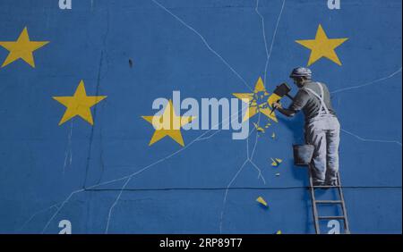 (190223) -- DOVER, 23. Februar 2019 (Xinhua) -- Foto aufgenommen am 22. Februar 2019 zeigt ein gemaltes Wandgemälde des britischen Graffiti-Künstlers Banksy, das einen Arbeiter zeigt, der an einem der Sterne auf einer EU-Flagge in Dover, Großbritannien, abplatzt. (Xinhua/Han Yan) BRITAIN-DOVER-BANKSY-MURAL PUBLICATIONxNOTxINxCHN Stockfoto